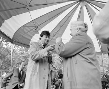 884960 Afbeelding van de overhandiging van de sleutel van de muziektent op het Lepelenburg te Utrecht door P.A.H. ...